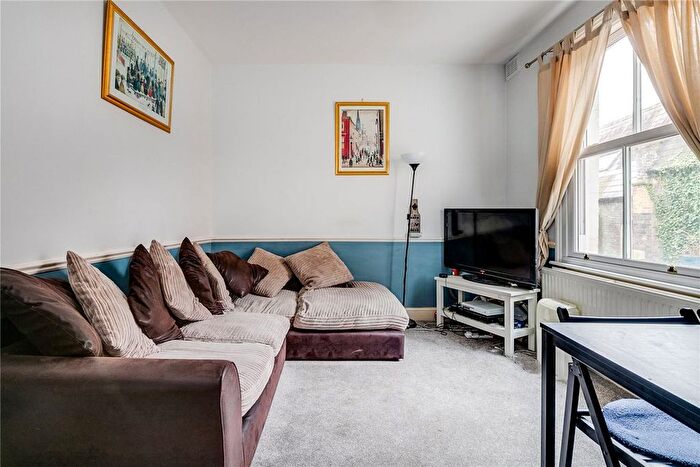 2 Bedroom Flat To Rent In St Lukes Avenue, London, SW4