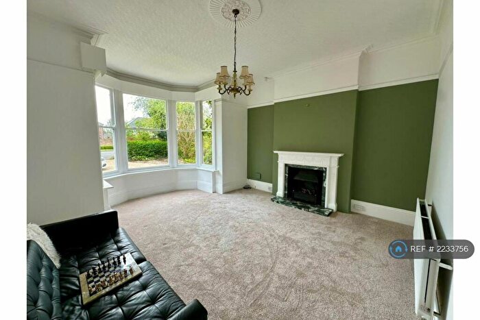 5 Bedroom Semi-Detached House To Rent In Humberston Avenue, Humberston, DN36