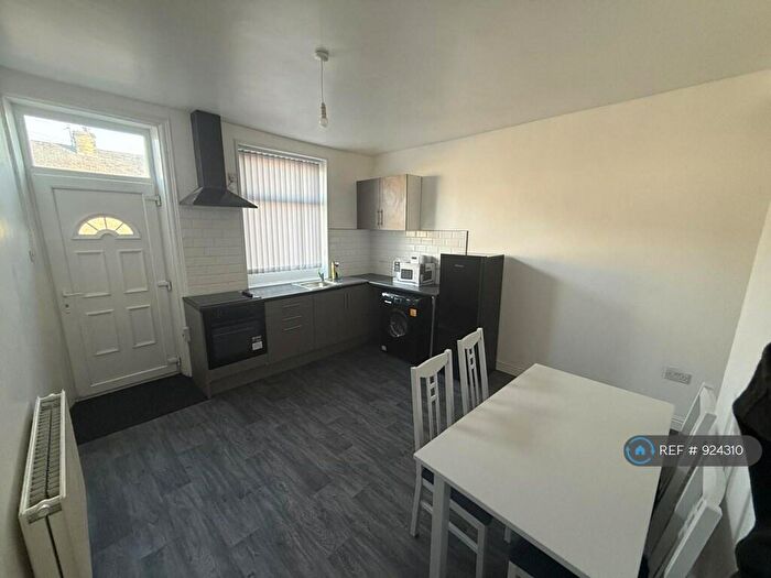 4 Bedroom Terraced House To Rent In Harlow Road, Bradford, BD7