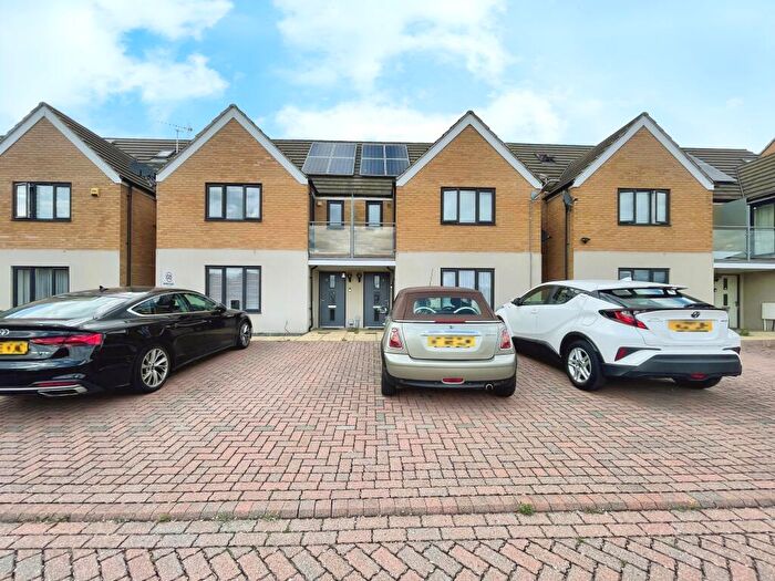 4 Bedroom House To Rent In Sunliner Way, South Ockendon, RM15