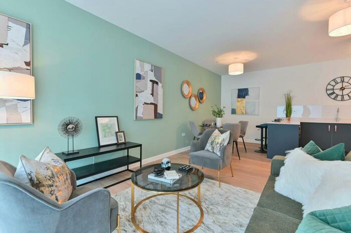 2 Bedroom Flat To Rent In Walton Court, Walton-on-Thames, KT12