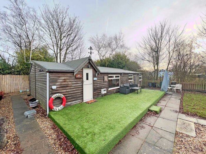 2 Bedroom Chalet For Sale In Anthony's Bank, Humberston Fitties, DN36