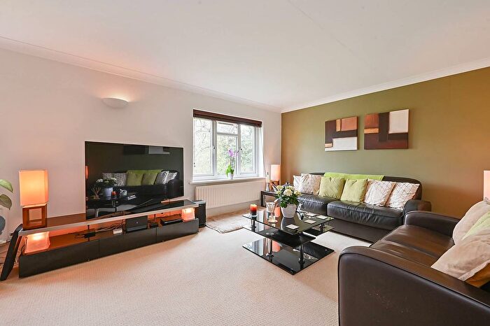 2 Bedroom Flat For Sale In White Lodge, Ealing, London, W5