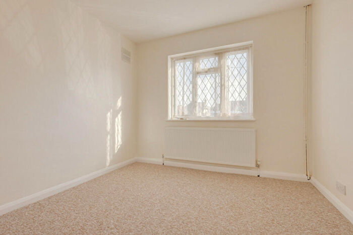 2 Bedroom Bungalow To Rent In Glenwood Avenue, Leigh-on-sea, SS9