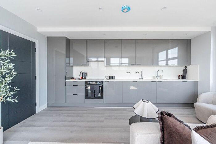 2 Bedroom Flat For Sale In Haredon House, North Cheam, Sutton, SM3