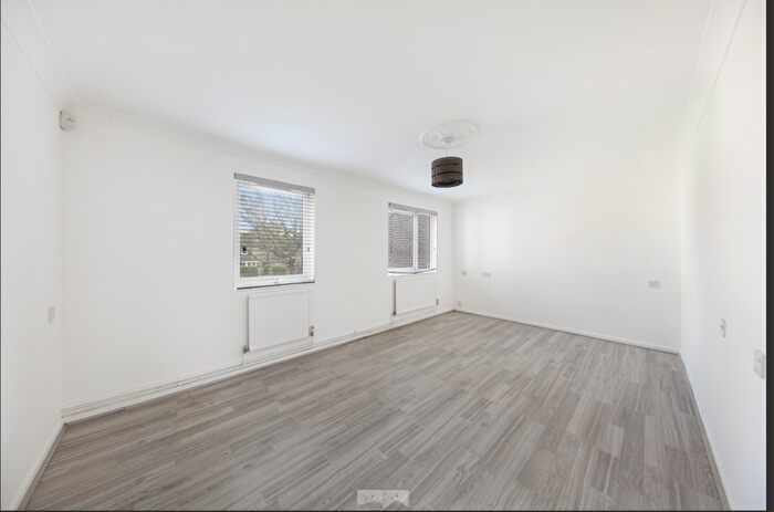 1 Bedroom Flat To Rent In Mile End Road, London, E1