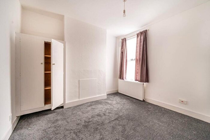 2 Bedroom Flat To Rent In Western Road, Upton Park, London, E13