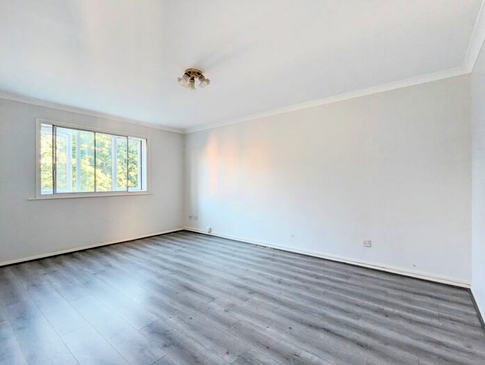 2 Bedroom Flat To Rent In Silver Birch Close, London, N11