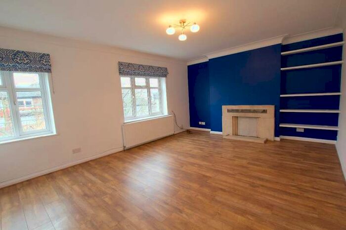 2 Bedroom Flat To Rent In Hill Court, St. Marks Hill, Surbiton, KT6