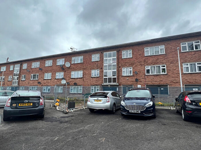 3 Bedroom Flat To Rent In Bed Flat, Little Gearies, Barking, IG6