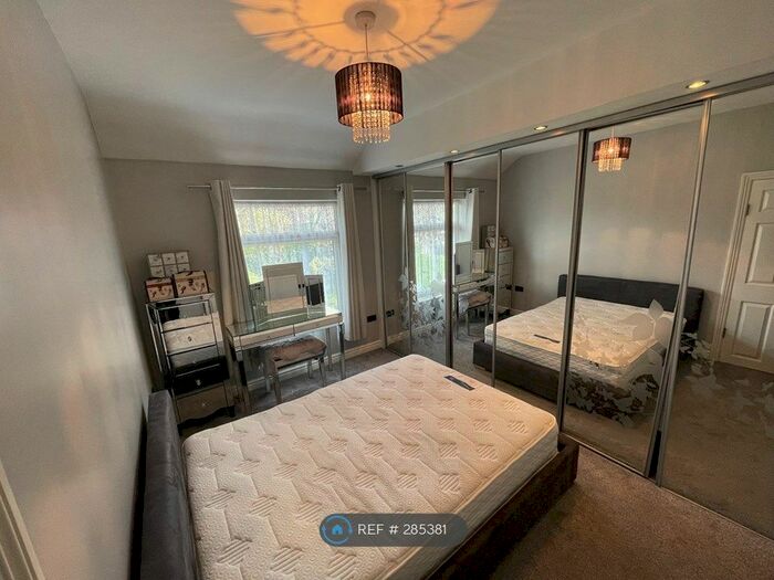 3 Bedroom Semi-Detached House To Rent In Longley Lane, Sheffield, S5