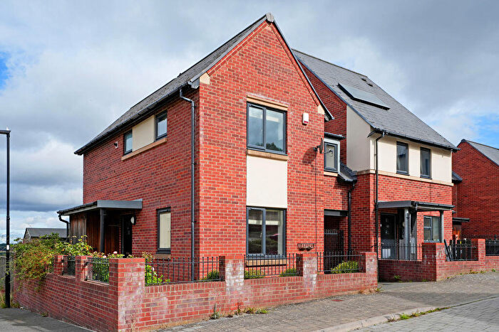 3 Bedroom Town House To Rent In Honeysuckle Road, Sheffield, S5