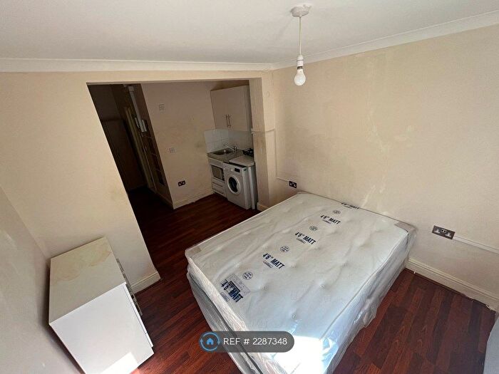 Studio To Rent In Seely Road, London, SW17