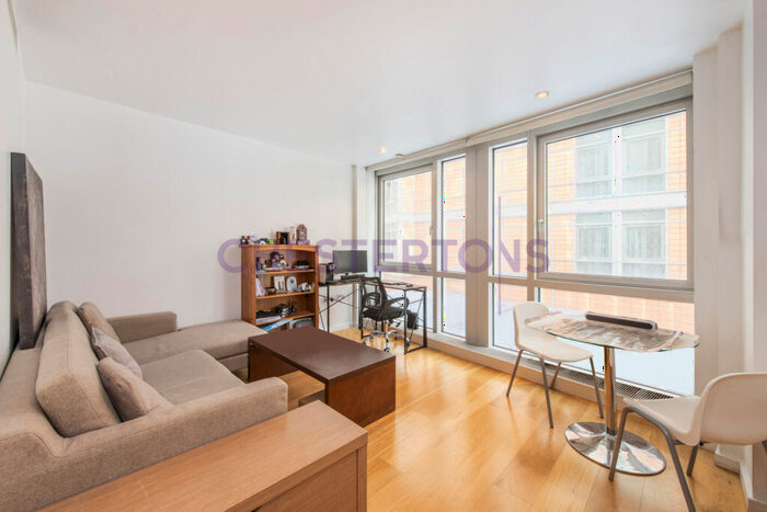 Flat To Rent In Ontario Tower, Fairmont Avenue, E14