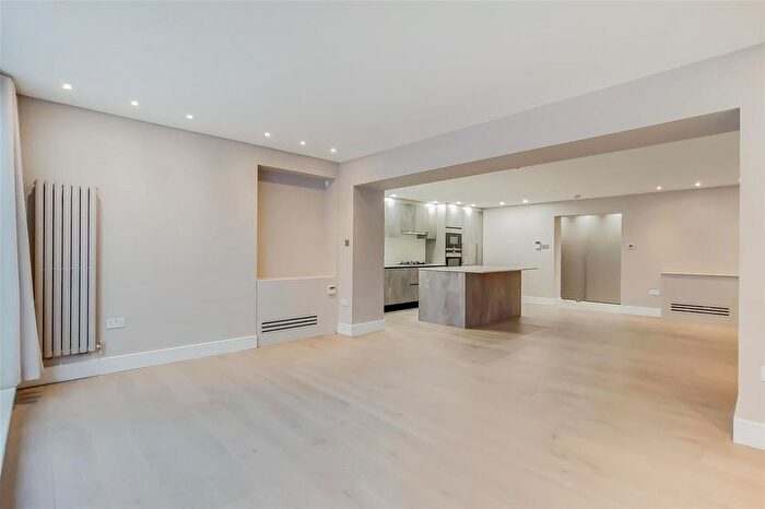 2 Bedroom Flat To Rent In Hampstead Heights, Fitzjohns Avenue, London, NW3