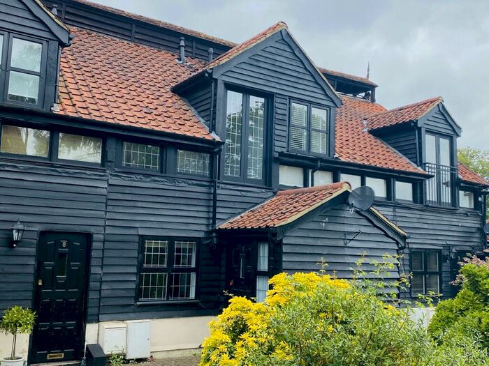 2 Bedroom Mews To Rent In Coxtie Green Road, Navestockside, Brentwood, CM14