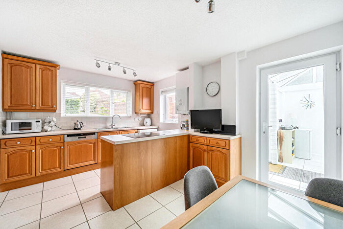 4 Bedroom Link Detached House For Sale In Treeside Drive, Farnham, GU9