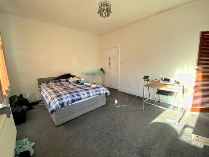 4 Bedroom Flat To Rent In Lyndhurst Road, Wood Green, N22