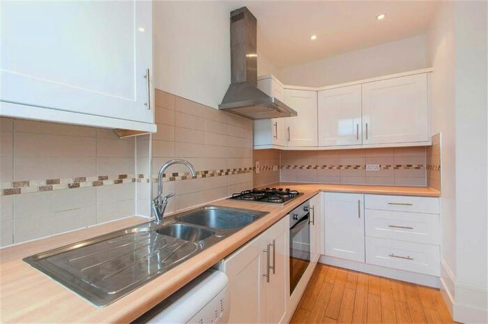 2 Bedroom Flat To Rent In Askew Road, London, W12
