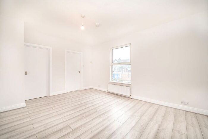 1 Bedroom Flat To Rent In Hanworth Road, Hounslow, TW4