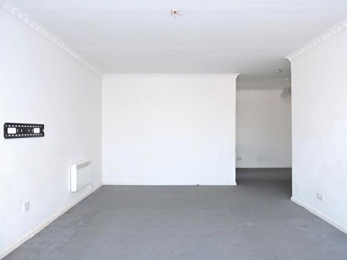 2 Bedroom Flat For Sale In Putney Road, Enfield, Middlesex, EN3