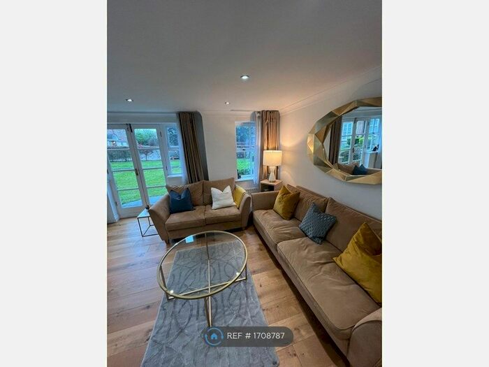 2 Bedroom Flat To Rent In Rectory Court, London, E18