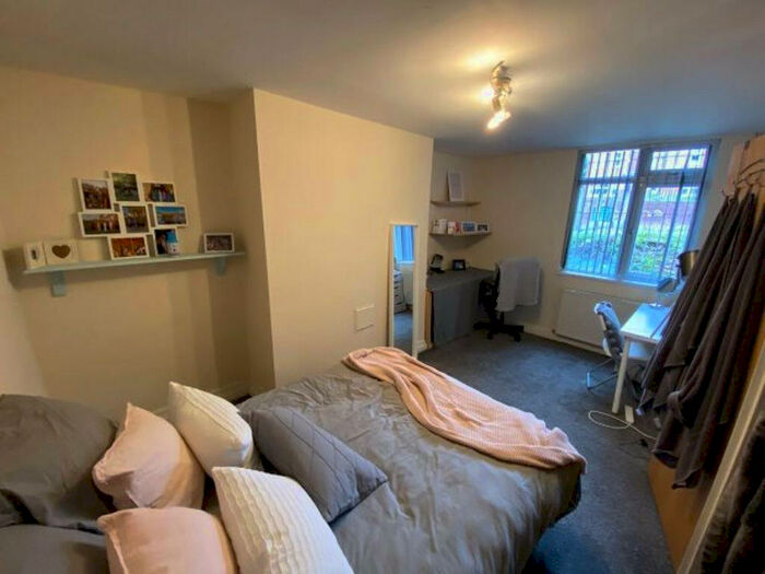 8 Bedroom House To Rent In Ash Grove, Leeds, LS6