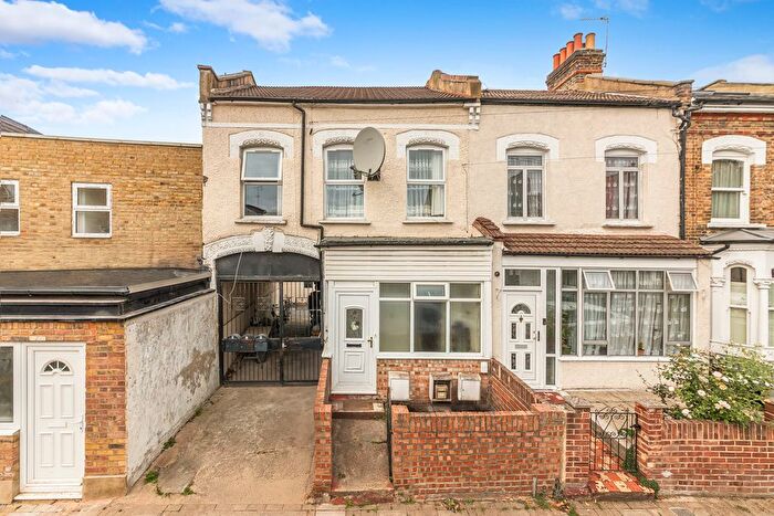4 Bedroom End Terrace House For Sale In Kersley Road, London, N16