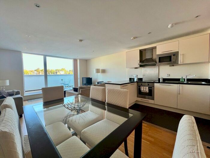 3 Bedroom Apartment To Rent In Drayton Park, Arsenal, N5