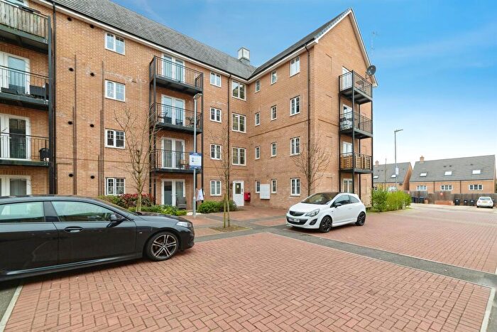 2 Bedroom Flat For Sale In Arnold Close, Hertford, SG13