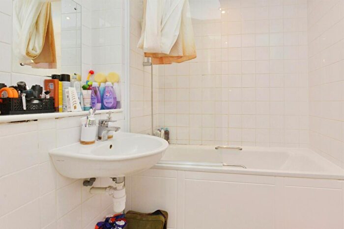 1 Bedroom Apartment For Sale In South Row, Milton Keynes, MK9