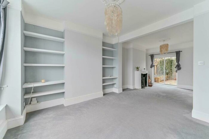 3 Bedroom Semi-Detached House To Rent In Robson Road, West Dulwich, London, SE27