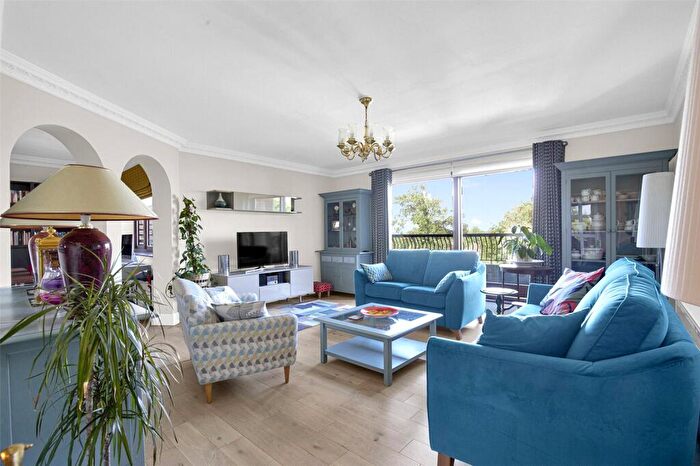 3 Bedroom Apartment For Sale In Hendon Lane, London, N3
