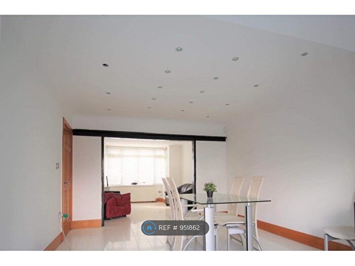 5 Bedroom Semi-Detached House To Rent In Carlton Crescent, Luton, LU3