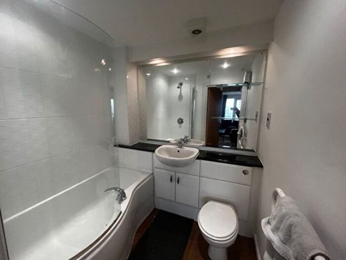 2 Bedroom Flat To Rent In Pentre Doc Y Gogledd, Llanelli, SA15