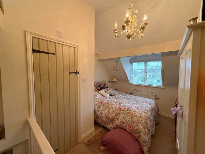 2 Bedroom Character Property For Sale In Ferry Lane, Alveston, CV37