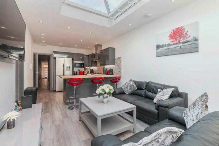 6 Bedroom End Of Terrace House To Rent In Teignmouth Road - Ensuite Student Property, B29