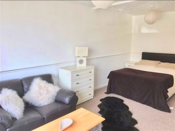Studio To Rent In Savoy Close, Birmingham, B32