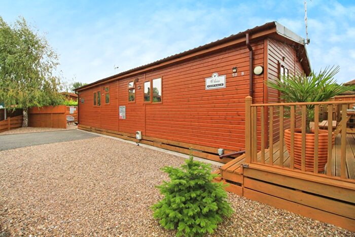 4 Bedroom Mobile/park Home For Sale In Hull Road, Wilberfoss, York, YO41