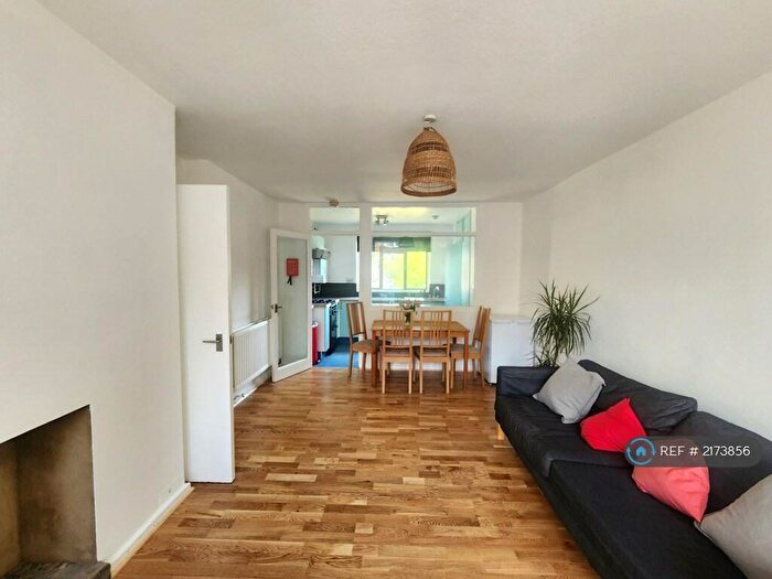 3 Bedroom Flat To Rent In Cooks Road, London, SE17
