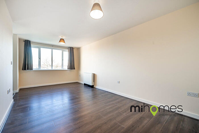 Apartment To Rent In Harston Drive, Enfield, EN3