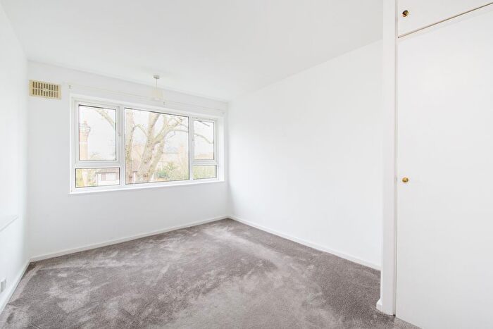 3 Bedroom Flat To Rent In Heathshott, Friars Stile Road, TW10