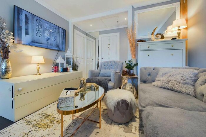 2 Bedroom Flat For Sale In Cuffley Court, Hemel Hempstead, HP2