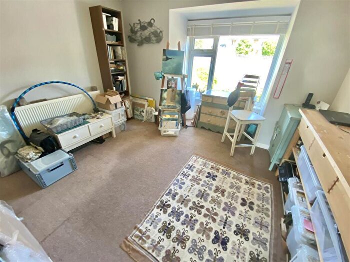 3 Bedroom Apartment For Sale In West Bay Road, Bridport, DT6