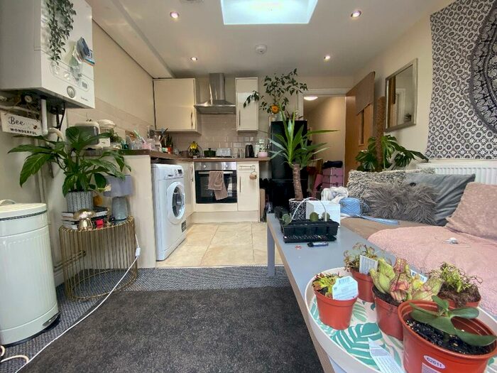 1 Bedroom Ground Flat To Rent In Treherbert Street, Cardiff(City), CF24