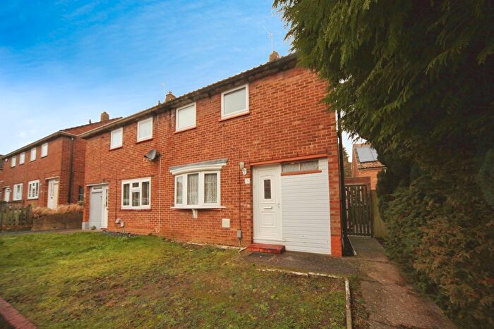 3 Bedroom Semi Detached House For Sale In Long Close, Luton, LU2