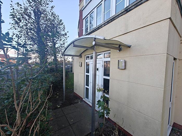 3 Bedroom Flat For Sale In Trevelyan Court, Windsor, SL4