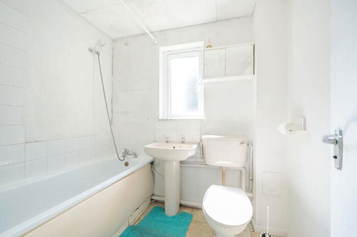 1 Bedroom Apartment For Sale In Gartons Close, Enfield, London, EN3