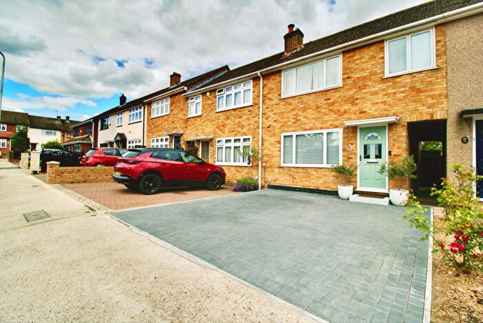 3 Bedroom Terraced House For Sale In Meynell Road, Romford, RM3