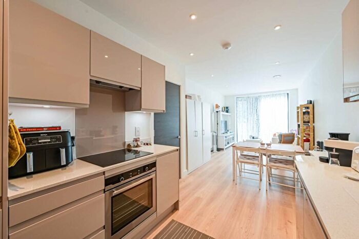 1 Bedroom Flat For Sale In Deauville Close, Canary Wharf, London, E14